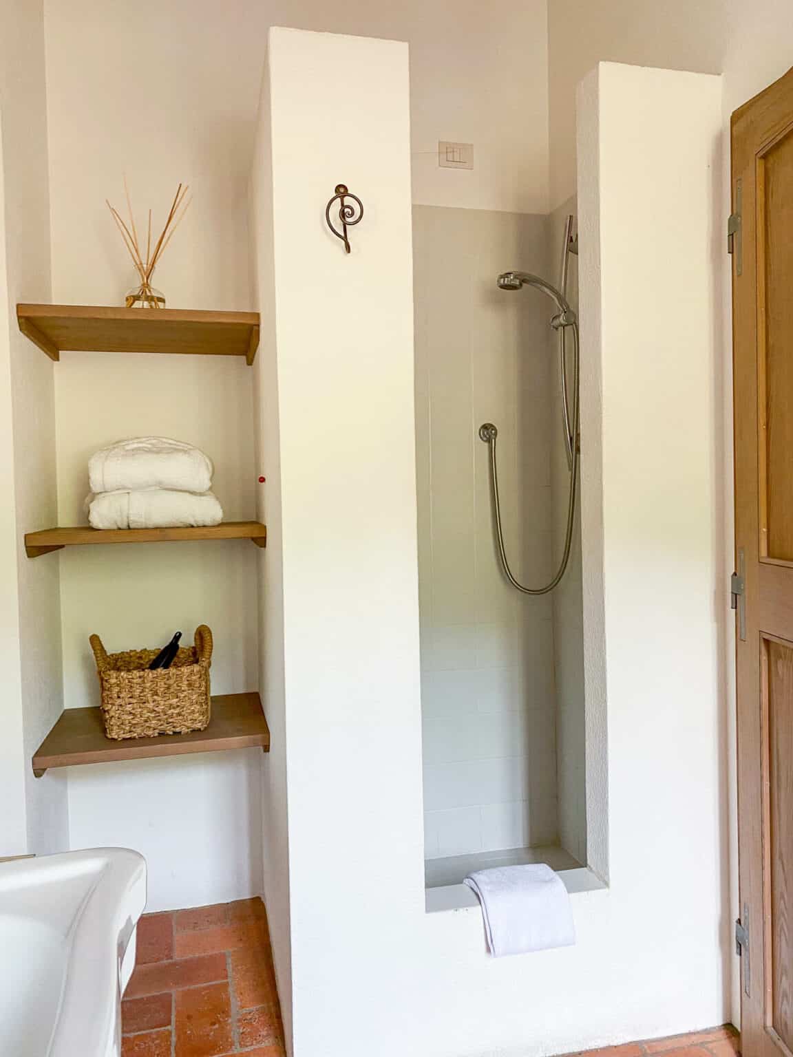 Detailaufnahme einer modernen Dusche mit glänzenden Chrom-Armaturen und hochwertigen Fliesen für einen entspannten Wellness-Moment.