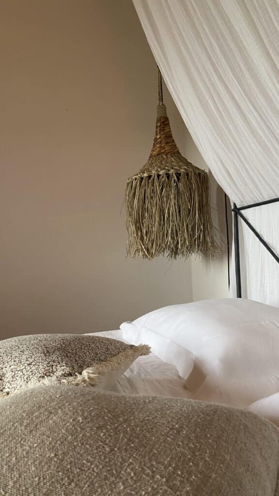 Detail of a canopy bed in a boho room: A sanctuary of peace and design at Abbadia.